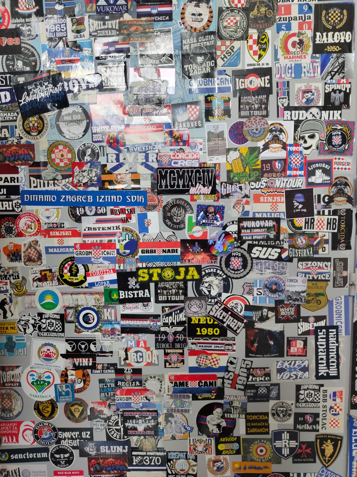 Gedenkstätte Vukovar, Aufkleber-Wand
