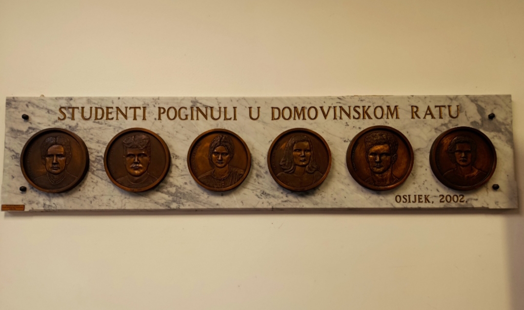 Gedenktafel für gefallene Studierende, Universität Osijek