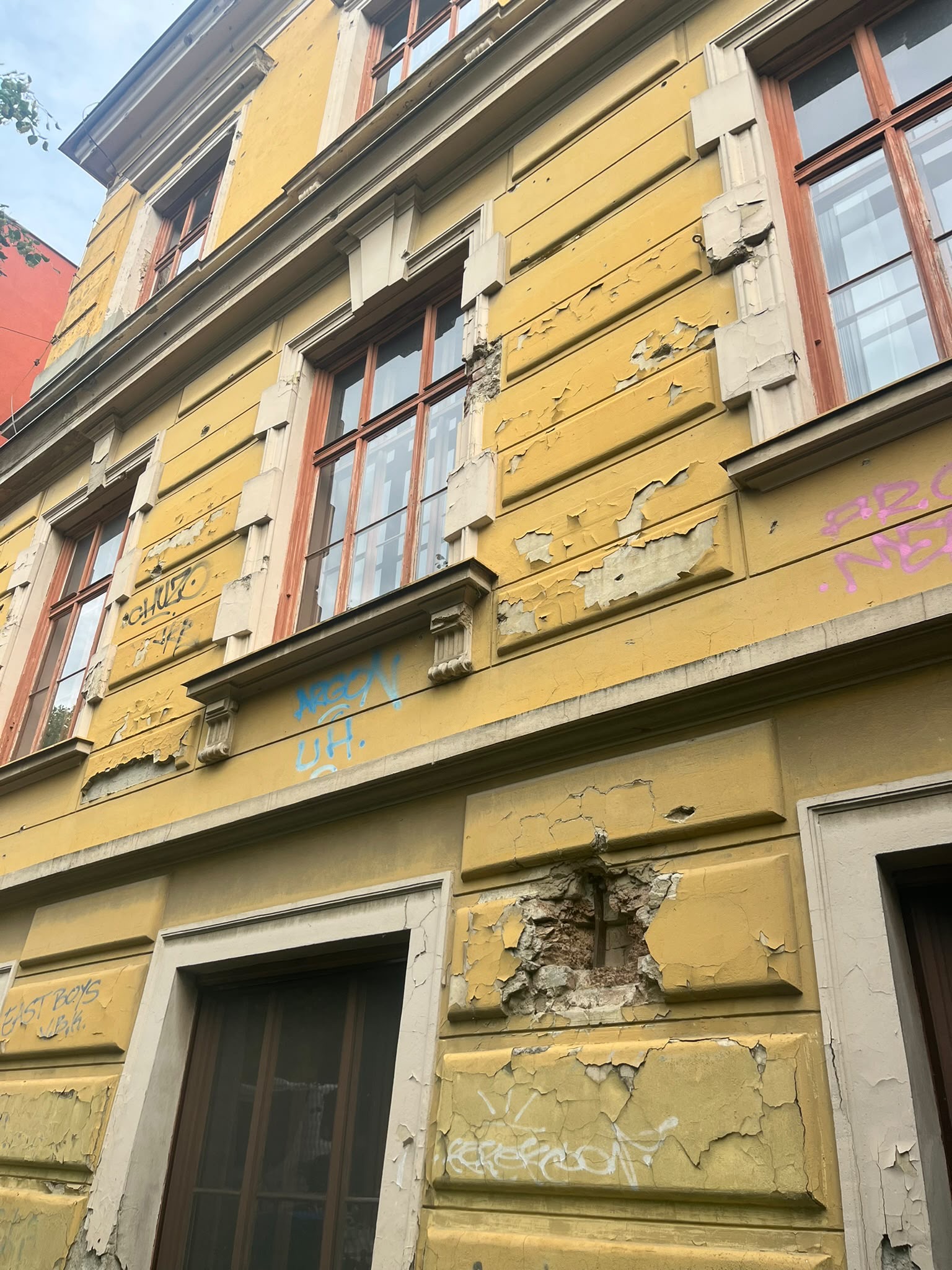 Fassade mit Kriegsschäden, Osijek